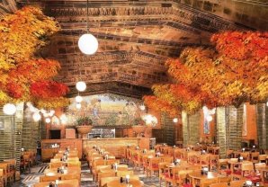 現存する日本最古のビヤホールに秋が訪れる『紅葉狩りビヤホール』