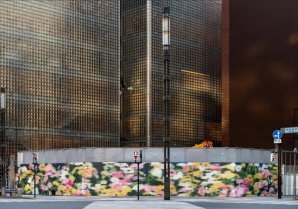 画家・山口幸士が描く全長30mのガーベラの花畑が銀座に ～ 工事現場の壁面を彩るウォールアート第2弾スタート