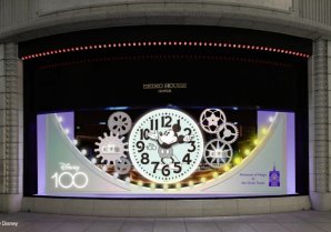 銀座四丁目SEIKO HOUSE GINZAのショーウインドウにミッキーマウスをデザインした大時計を10月5日（木）からディスプレイ。ミッキーマウスがテーマの時計塔はパープルにライトアップ。